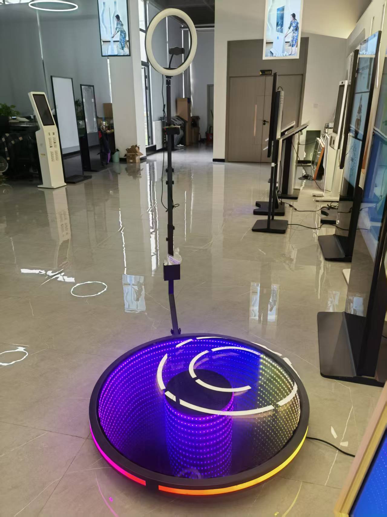 미러 LCD 디스플레이는 디지털 간판과 상호 작용을 어떻게 향상합니까?